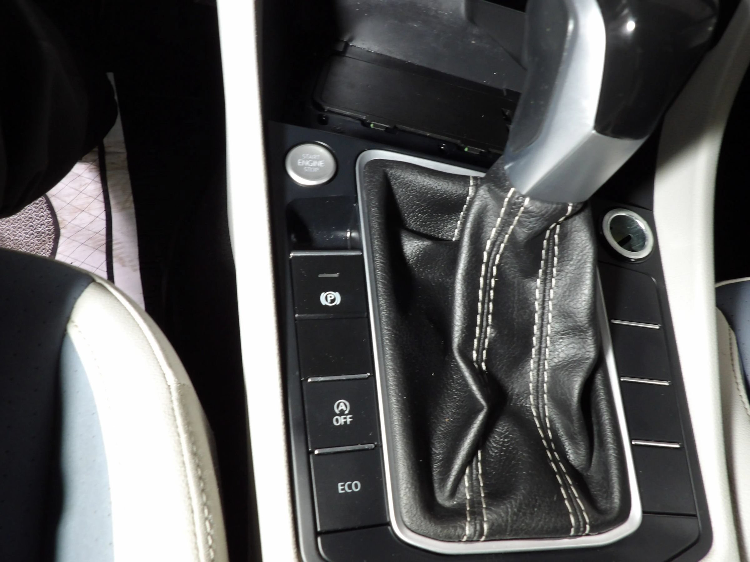 Used 2025 Volkswagen Jetta SE w/ Sunroof Package FWD image 15