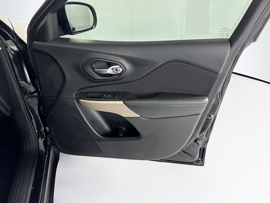 Used 2018 Jeep Cherokee Latitude w/ Safety Group image 25