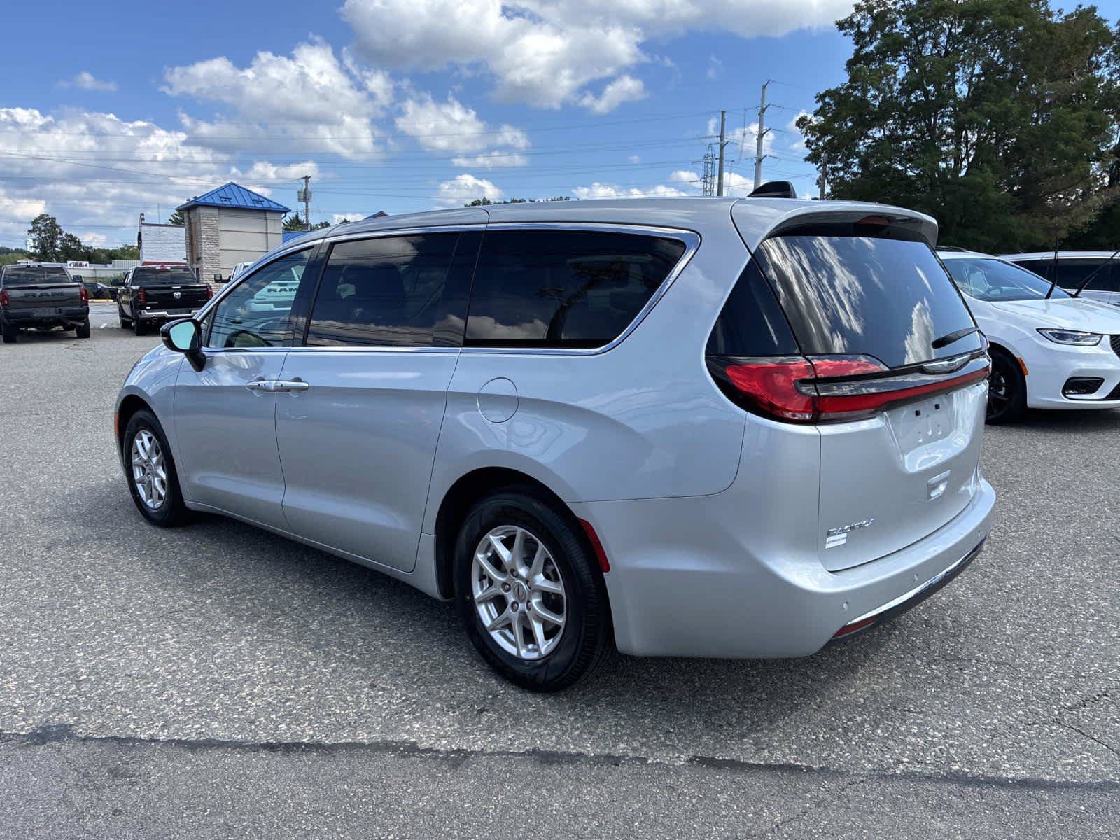 Certified 2024 Chrysler Pacifica Touring-L FWD image 5