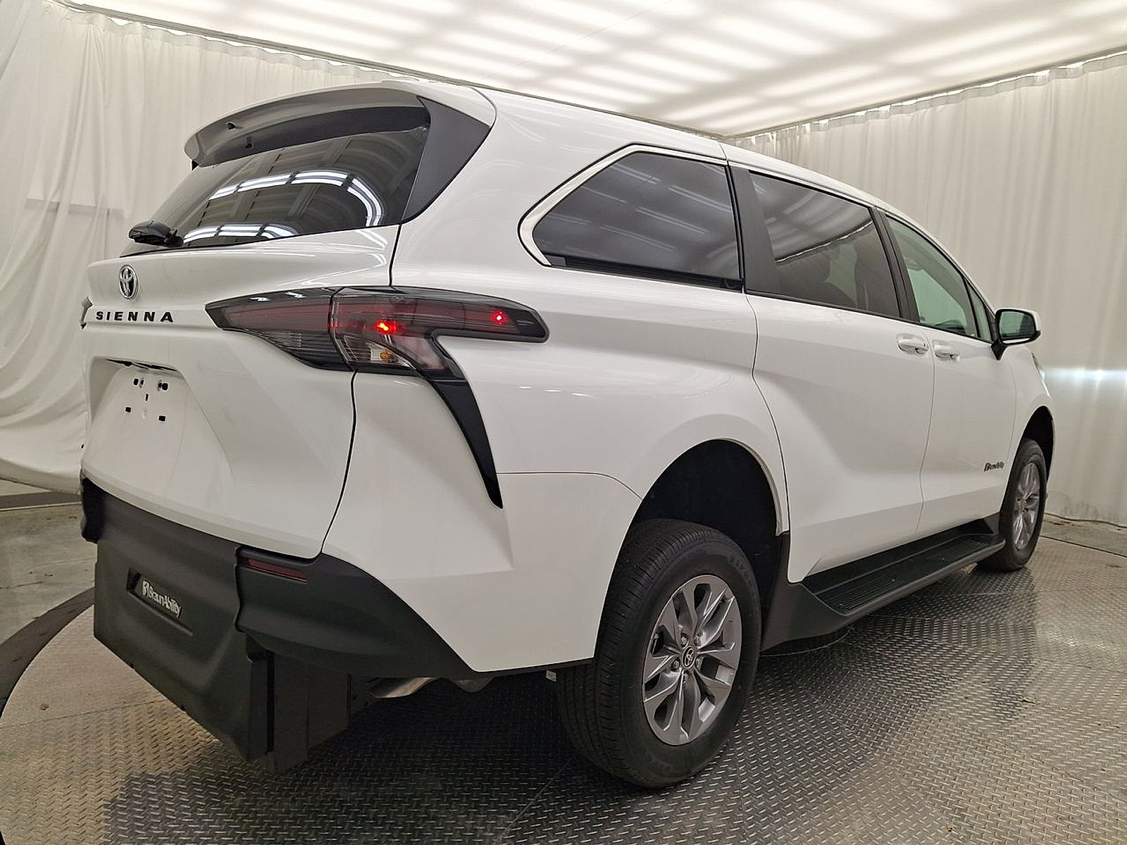 Used 2026 Toyota Sienna LE FWD image 27