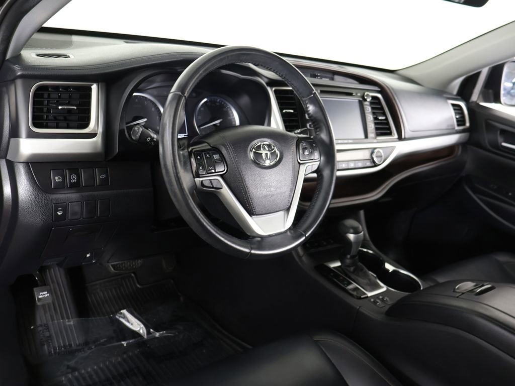 Used 2019 Toyota Highlander XLE AWD/4WD image 29