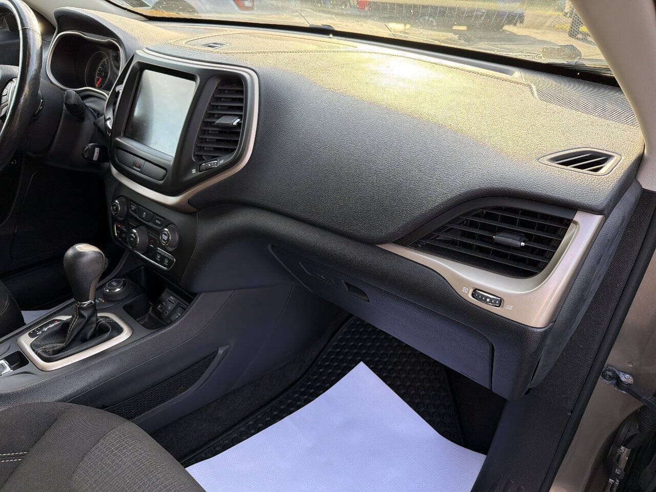 Used 2016 Jeep Cherokee Latitude w/ Cold Weather Group AWD/4WD image 29