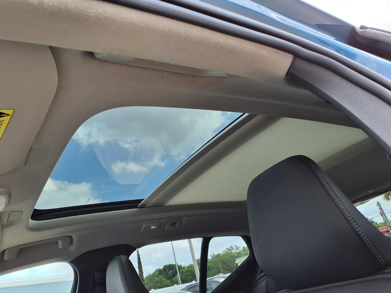 Used 2023 Volvo XC40 B5 Plus image 24