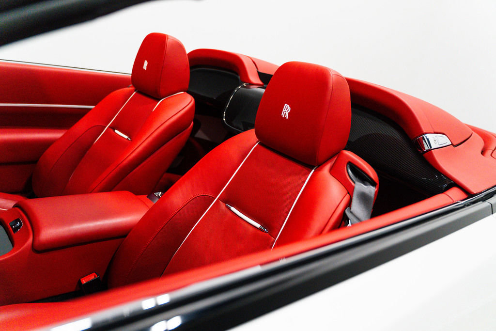 Used 2019 Rolls-Royce Dawn RWD image 3