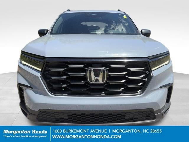 Used 2025 Honda Pilot Sport image 2