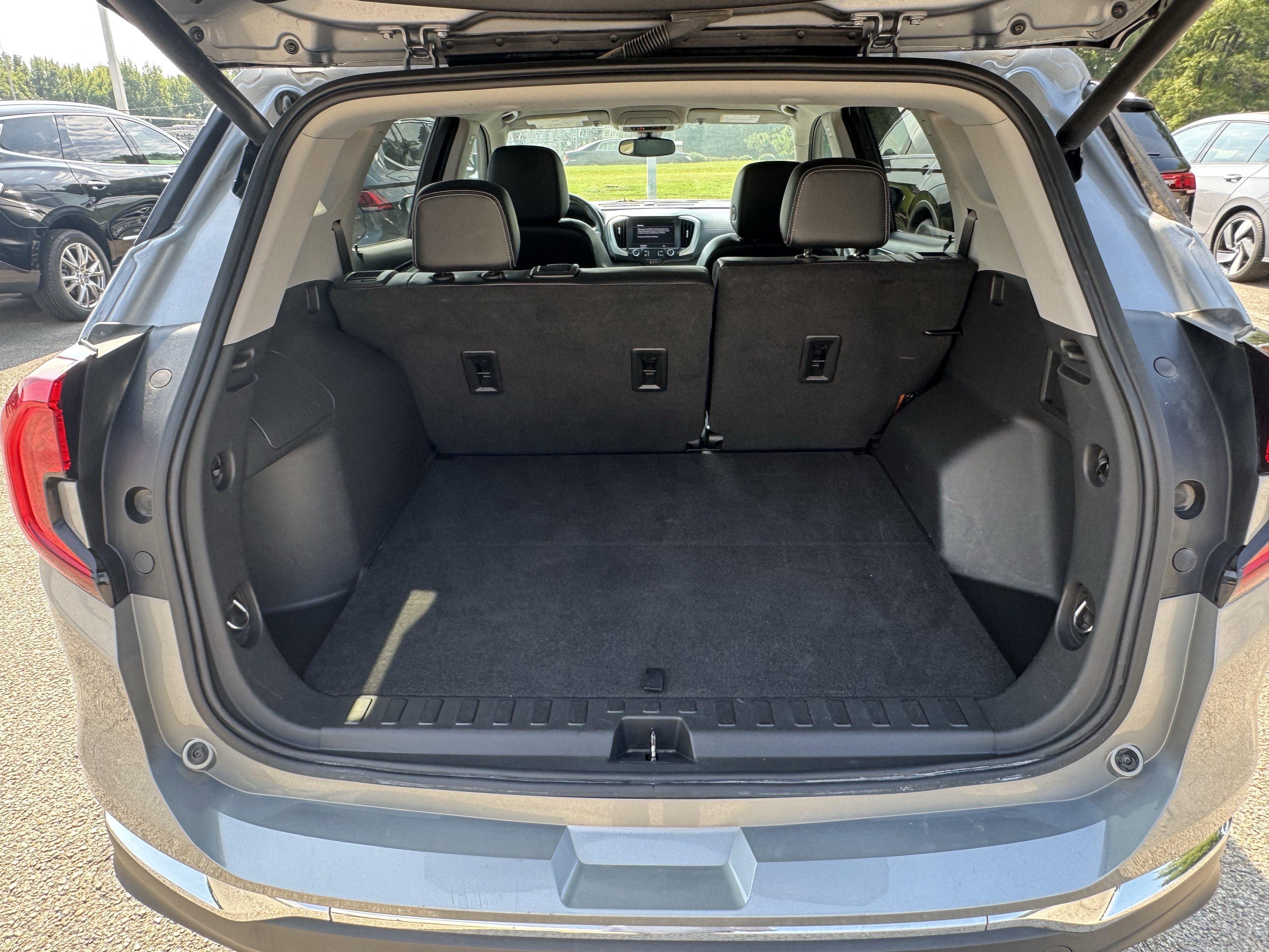 Used 2023 GMC Terrain SLT image 8