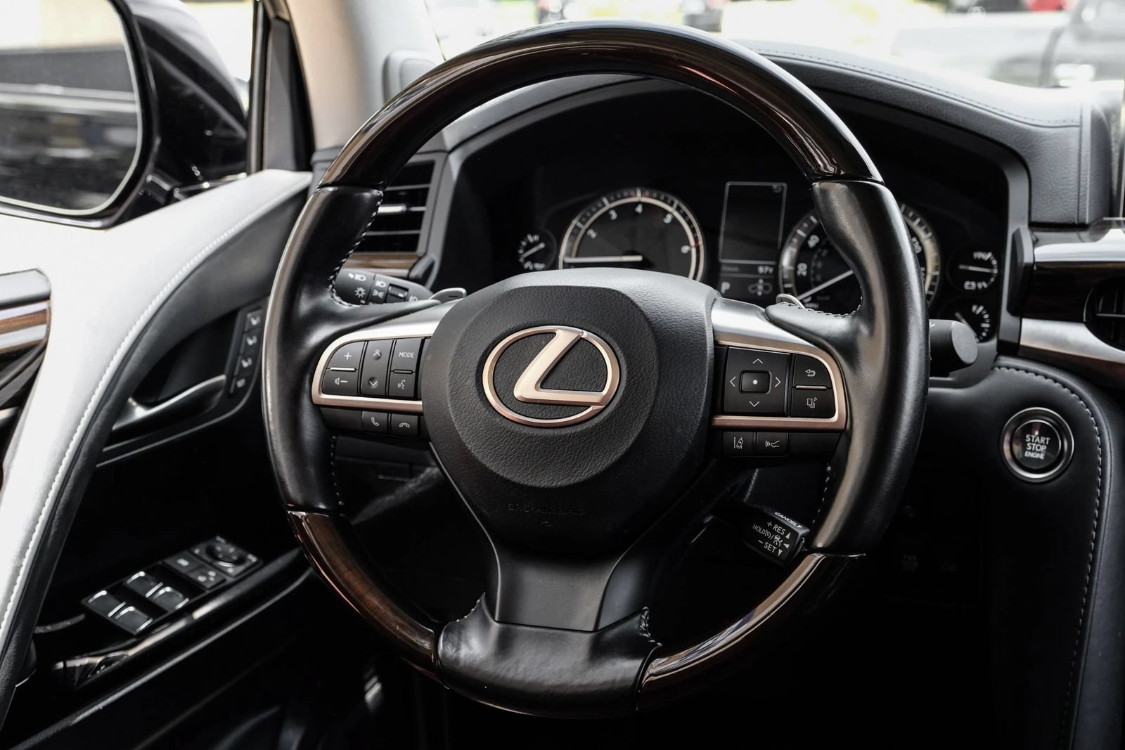 Used 2021 Lexus LX 570 4WD w/ Luxury Package image 15