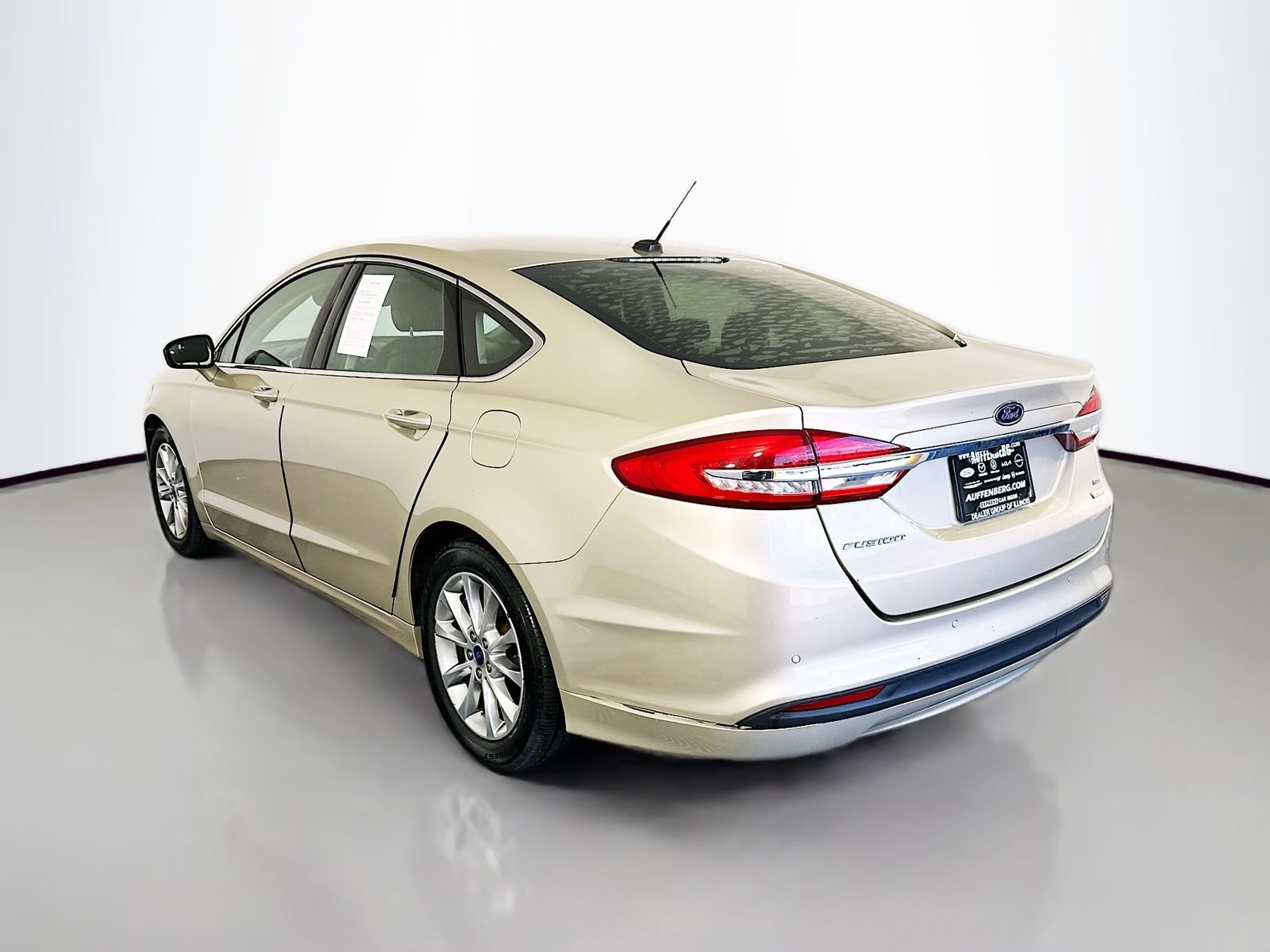 Used 2017 Ford Fusion SE w/ Fusion SE Technology Package FWD image 5
