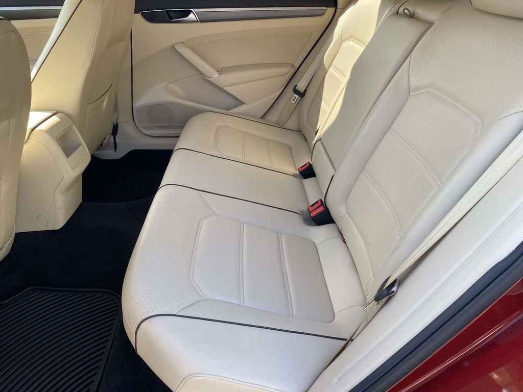 Used 2018 Volkswagen Passat 2.0T R-Line w/ R-Line Lighting Package image 10
