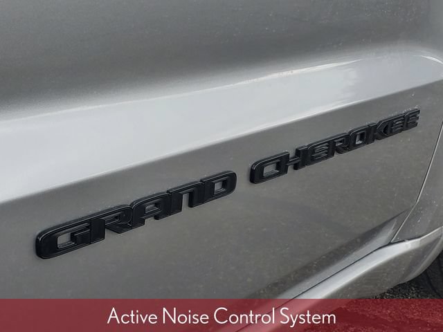Used 2019 Jeep Grand Cherokee Altitude AWD/4WD image 7
