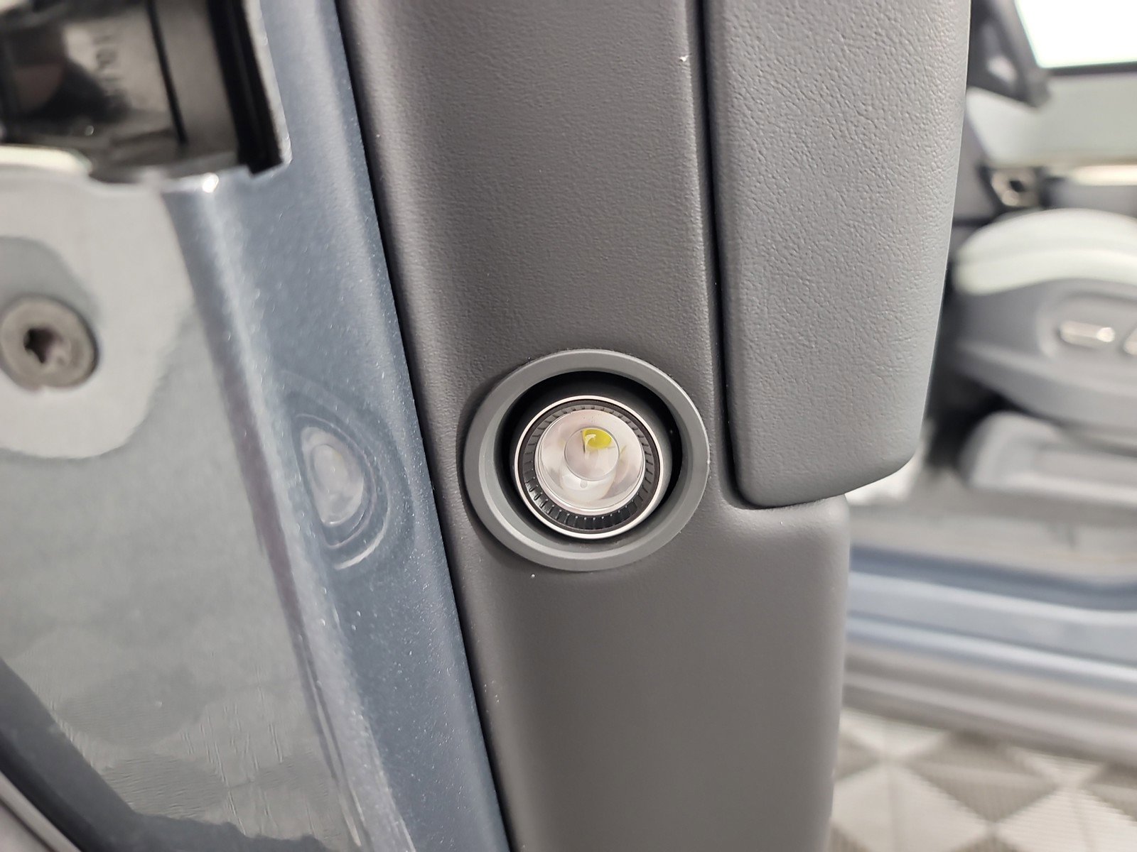 Used 2024 Rivian R1S Adventure AWD/4WD image 32