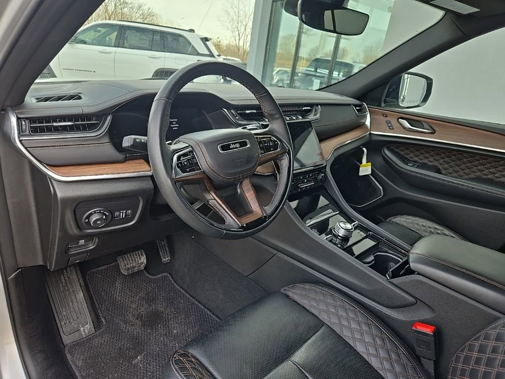 Used 2025 Jeep Grand Cherokee Summit image 32