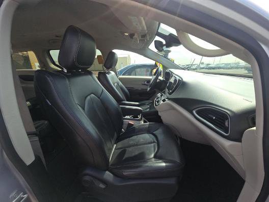 Used 2023 Chrysler Pacifica Touring-L FWD image 7