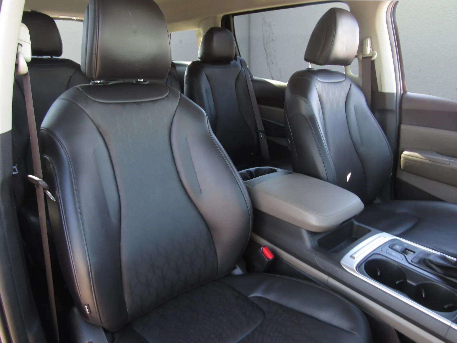 Used 2025 Kia Carnival FWD image 10