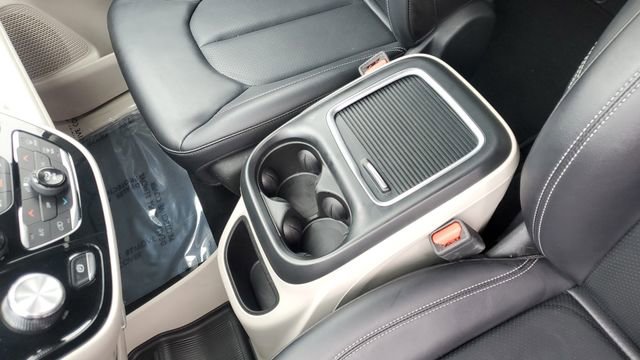 Certified 2024 Chrysler Pacifica Touring-L image 19