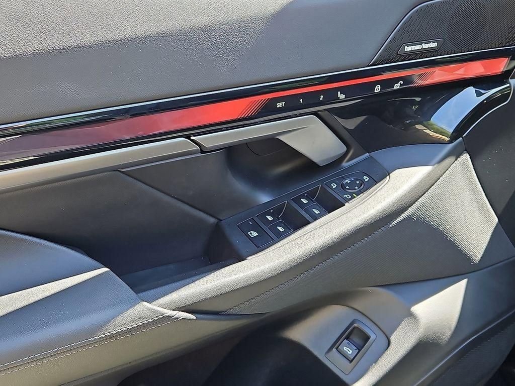 Used 2025 BMW i5 xDrive40 image 13