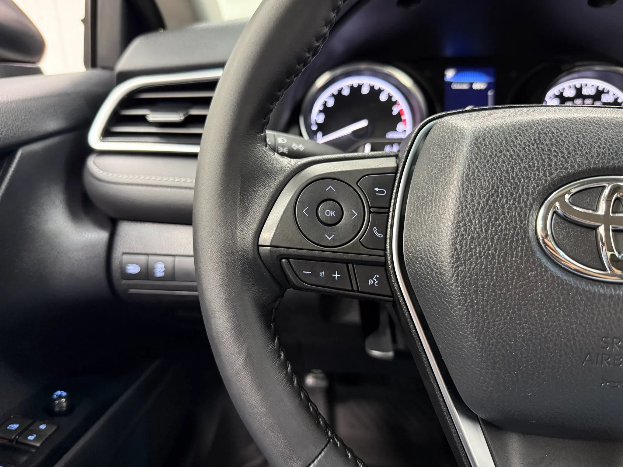 Used 2018 Toyota Camry SE w/ Audio Package FWD image 27