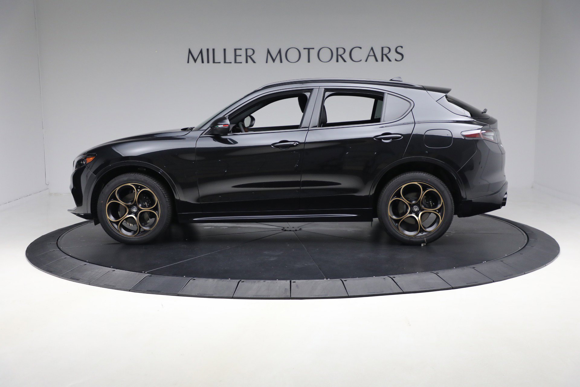 New 2025 Alfa Romeo Stelvio Sprint image 4