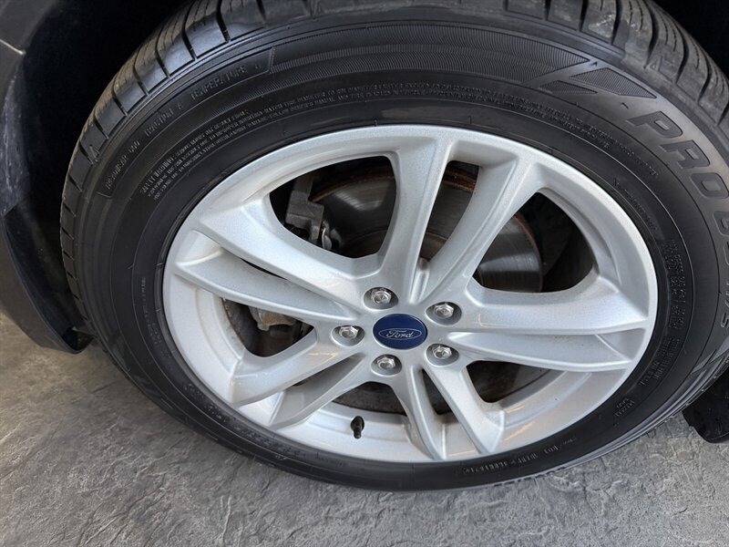 Used 2018 Ford Fusion SE w/ Fusion SE Technology Package FWD image 10