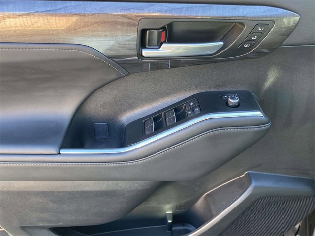 Used 2025 Toyota Highlander Limited image 16