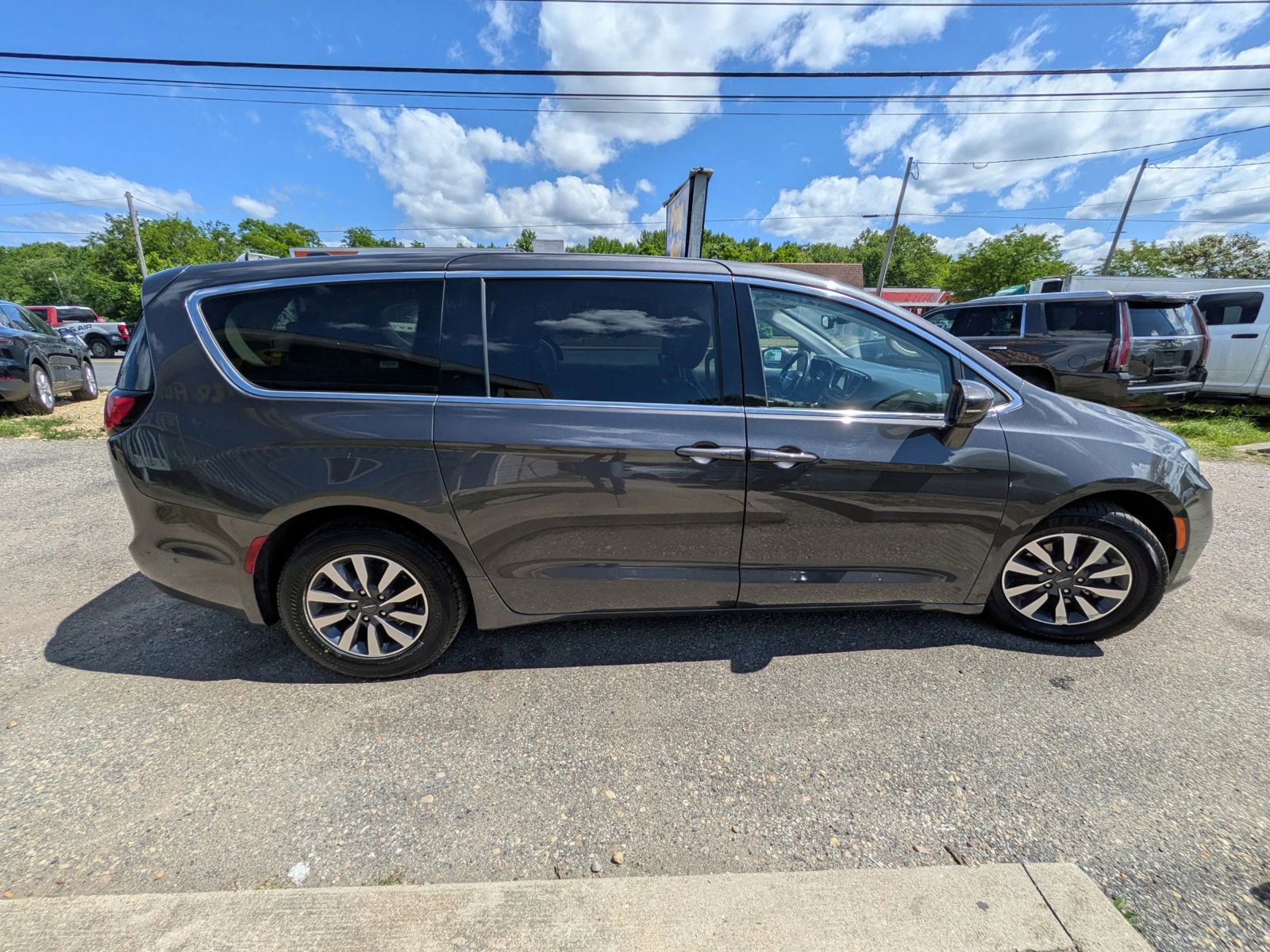 Used 2022 Chrysler Pacifica Touring-L w/ Uconnect Theater Family Group FWD image 6