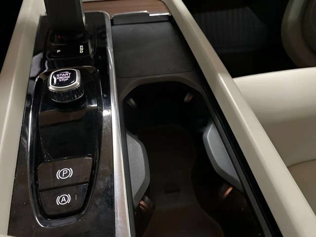 Used 2022 Volvo XC60 B5 Momentum w/ Climate Package AWD/4WD image 52