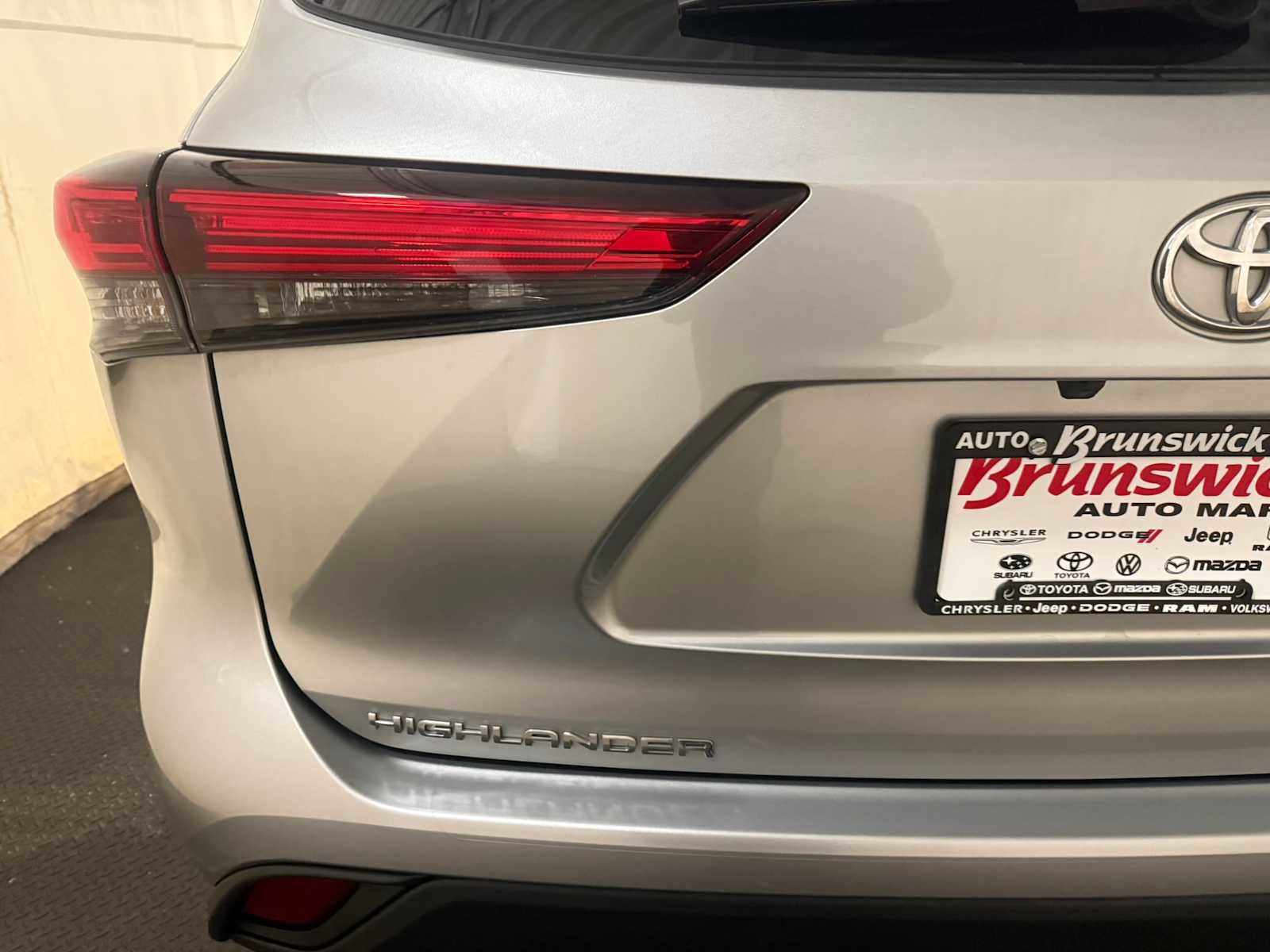 Used 2023 Toyota Highlander LE AWD/4WD image 17