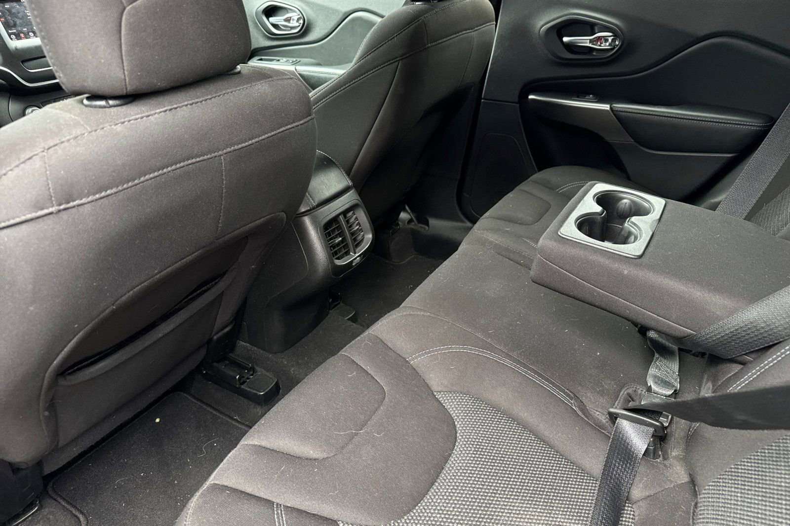 Used 2021 Jeep Cherokee Latitude FWD image 14