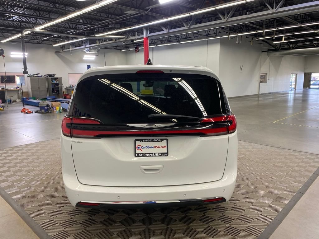 Used 2024 Chrysler Pacifica Touring-L FWD image 4