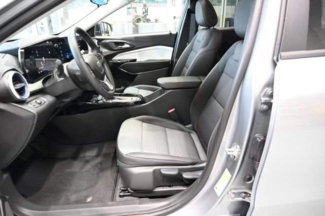 New 2026 Chevrolet Trax LT w/ Sunroof Package FWD image 9