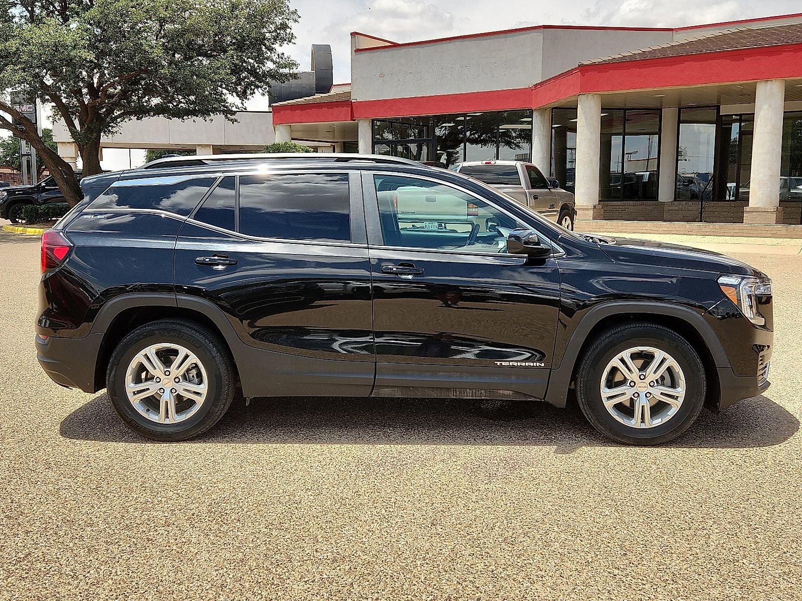 Used 2022 GMC Terrain SLE w/ Driver Convenience Package FWD image 5