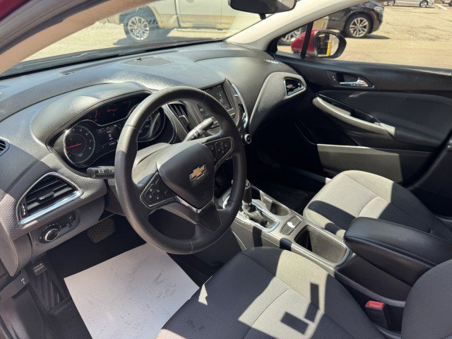 Used 2018 Chevrolet Cruze LT w/ Convenience Package FWD image 10
