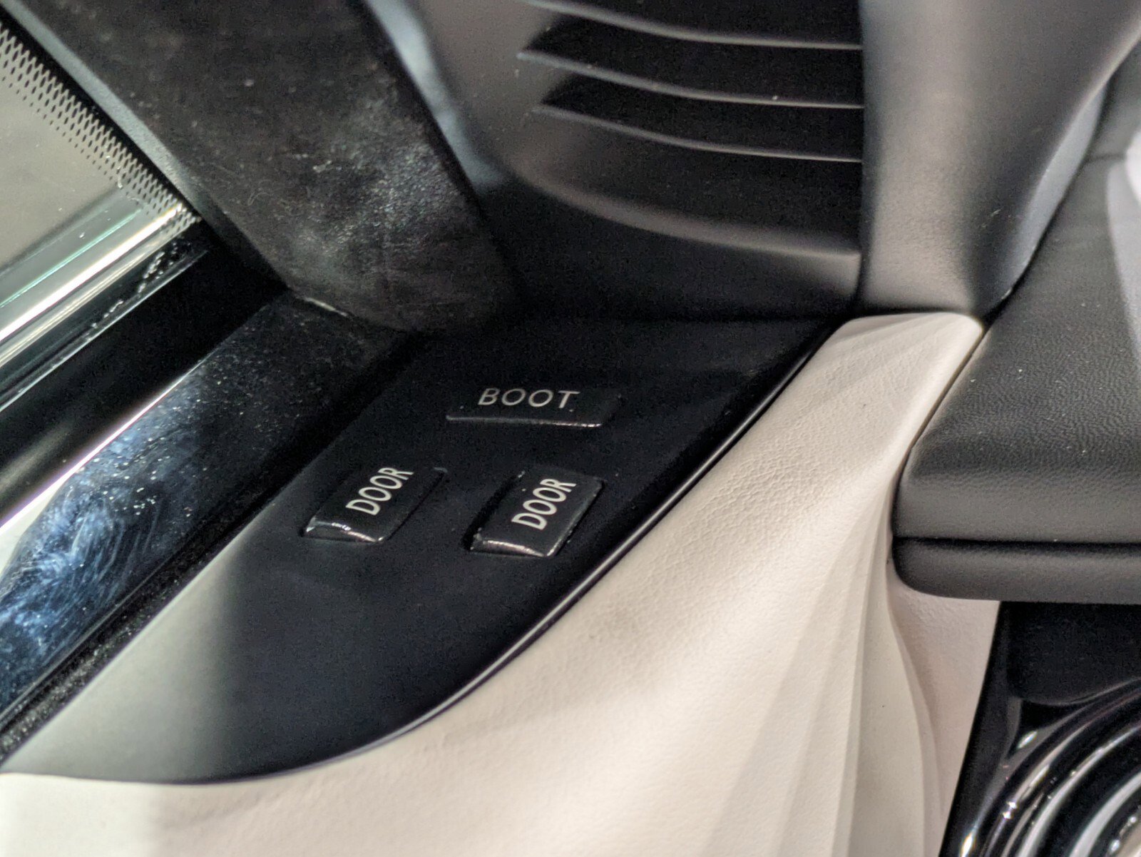 Used 2019 Rolls-Royce Dawn image 16