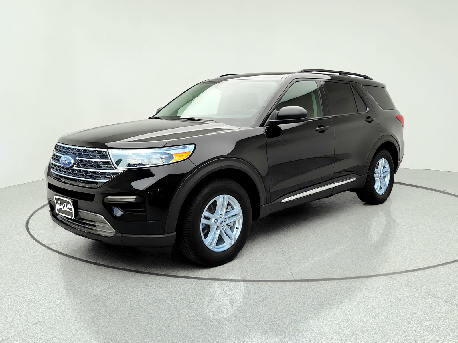 Used 2021 Ford Explorer XLT AWD/4WD image 2