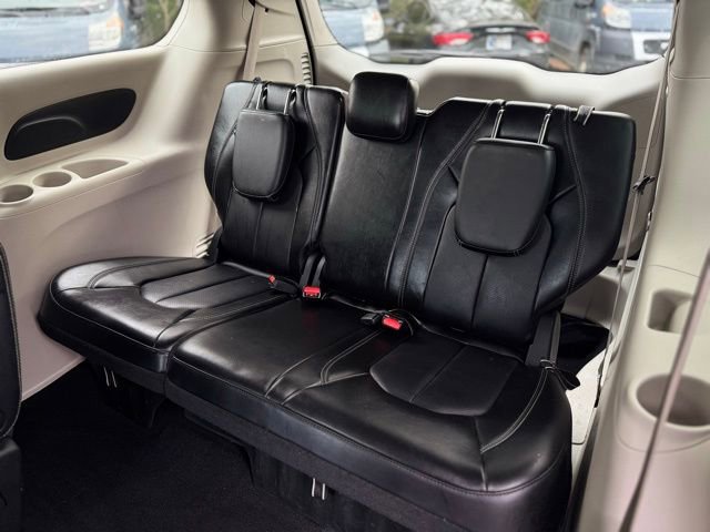Certified 2024 Chrysler Pacifica Touring-L image 21