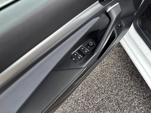 Certified 2025 Volkswagen Jetta SE w/ Sunroof Package image 12