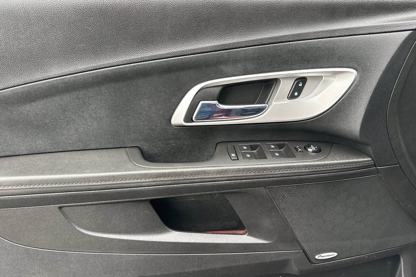 Used 2017 Chevrolet Equinox Premier w/ Enhanced Convenience Package image 10