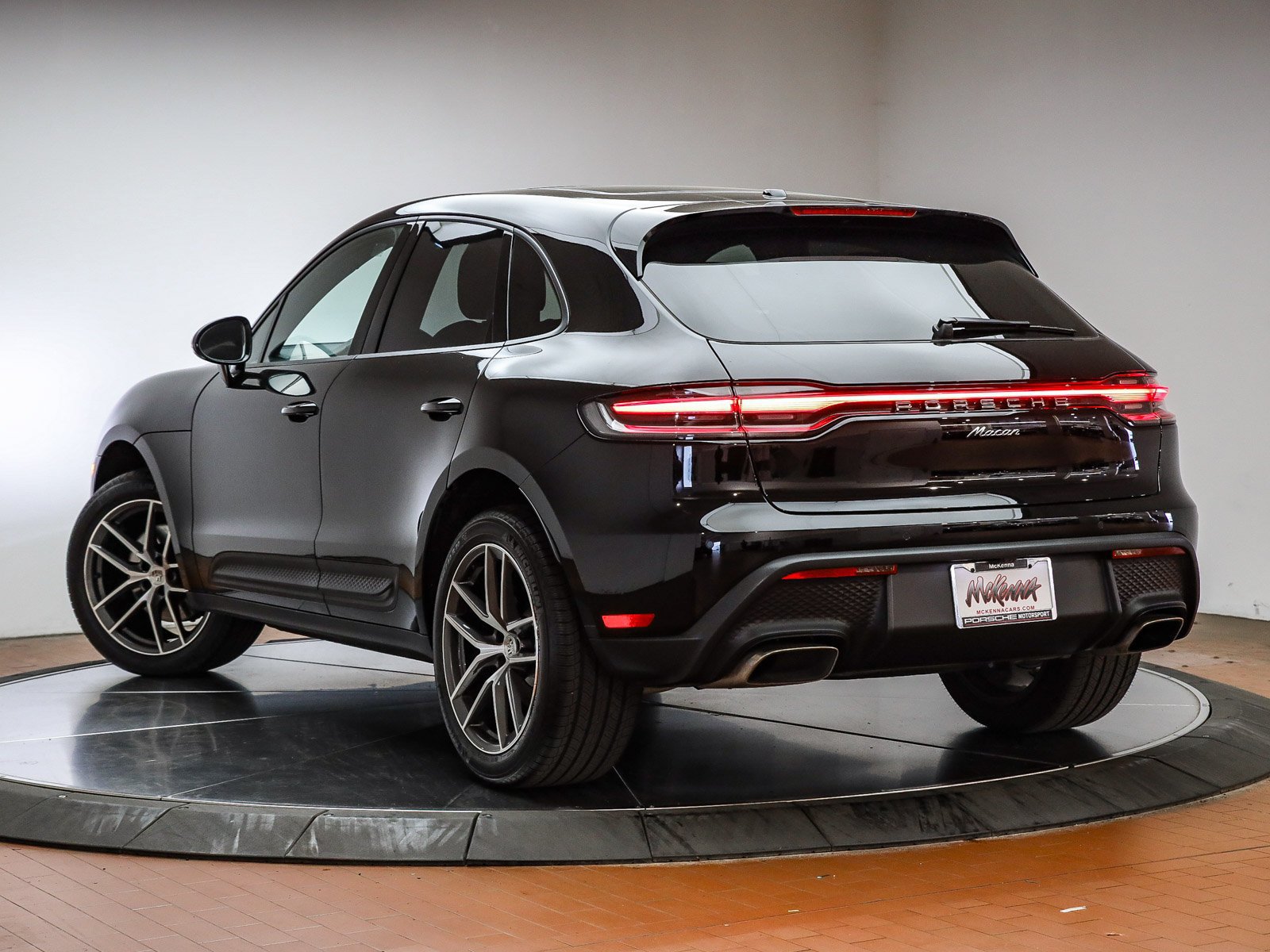 Certified 2025 Porsche Macan AWD/4WD image 3