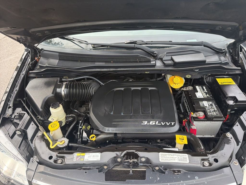 Used 2014 Chrysler Town & Country Touring image 29