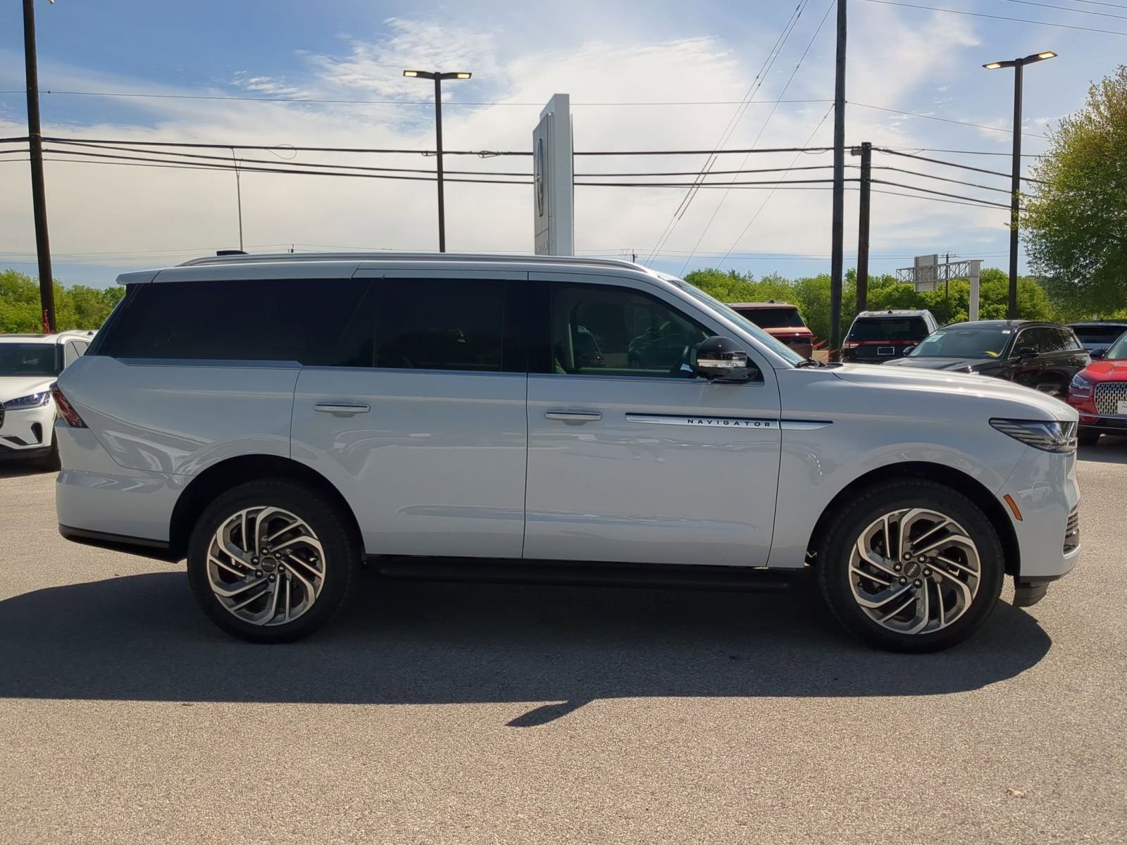 New 2026 Lincoln Navigator Premier AWD/4WD image 2