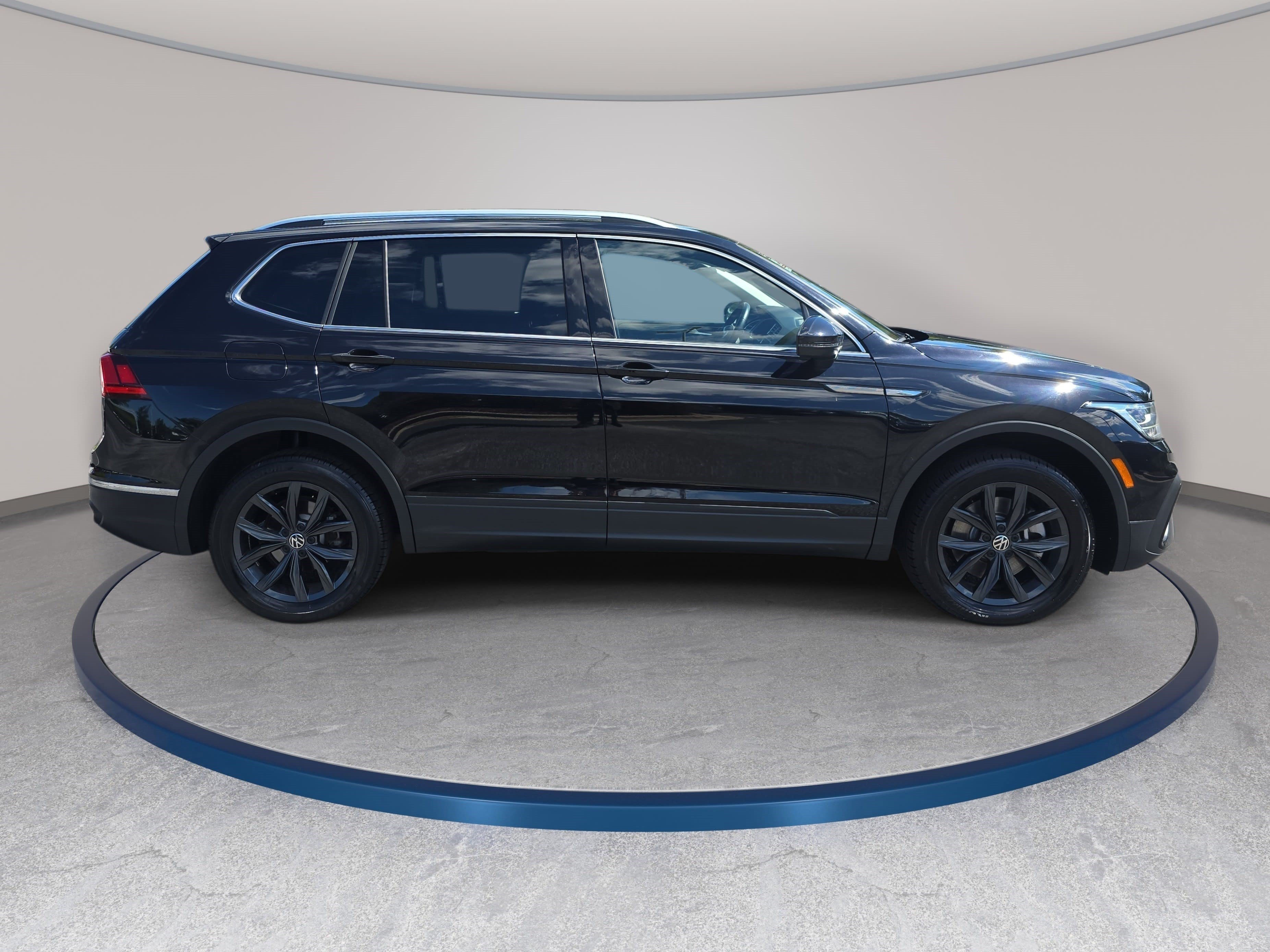 Used 2024 Volkswagen Tiguan SE AWD/4WD image 4
