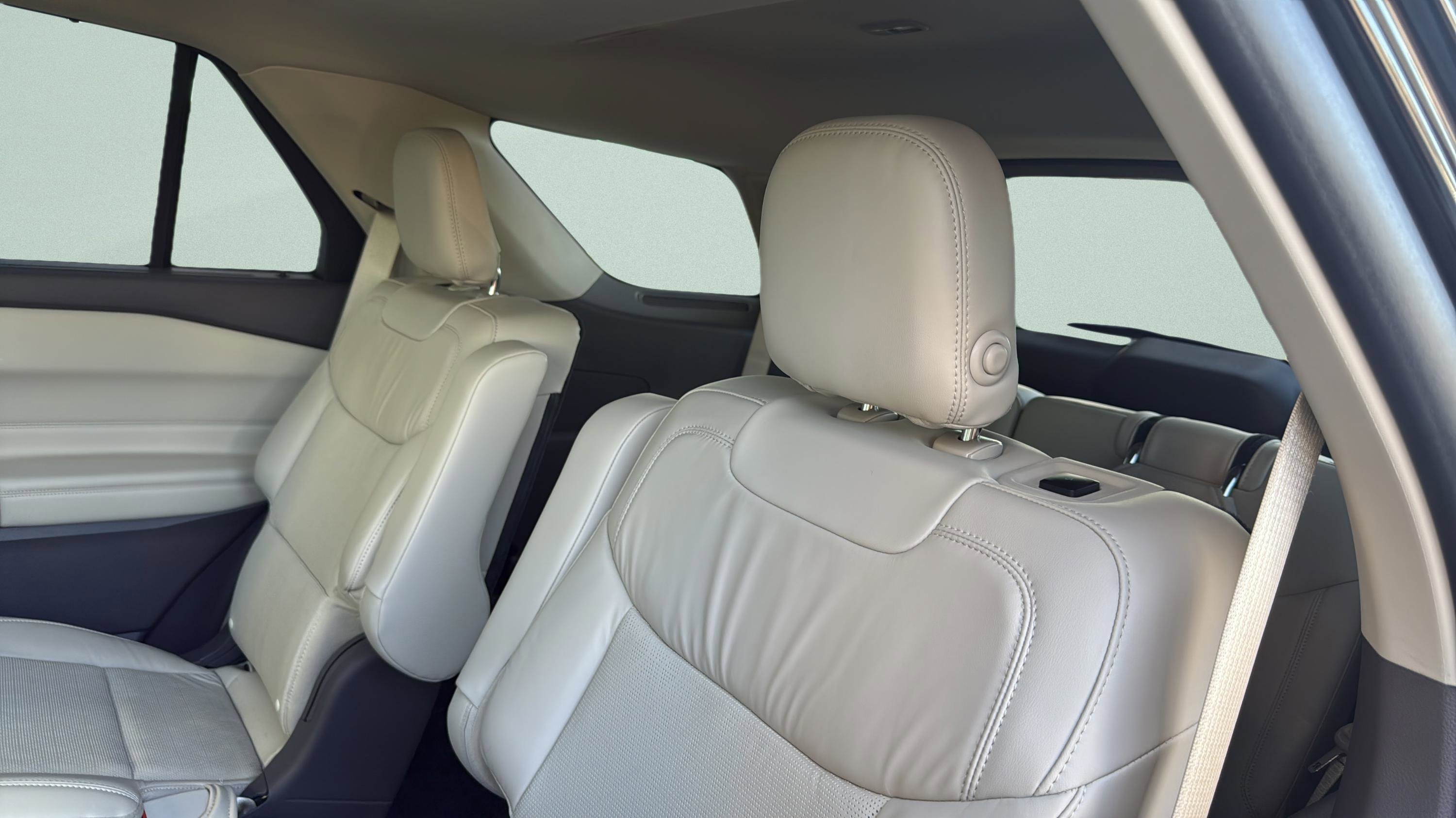 Used 2020 Ford Explorer Platinum w/ Premium Technology Package image 33