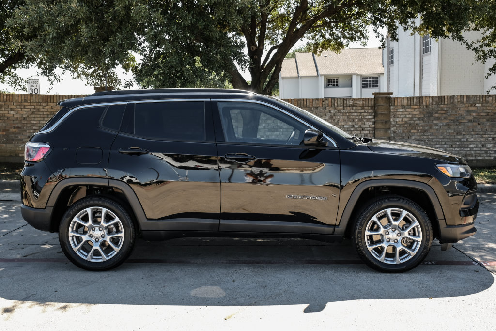Used 2024 Jeep Compass Latitude AWD/4WD image 14