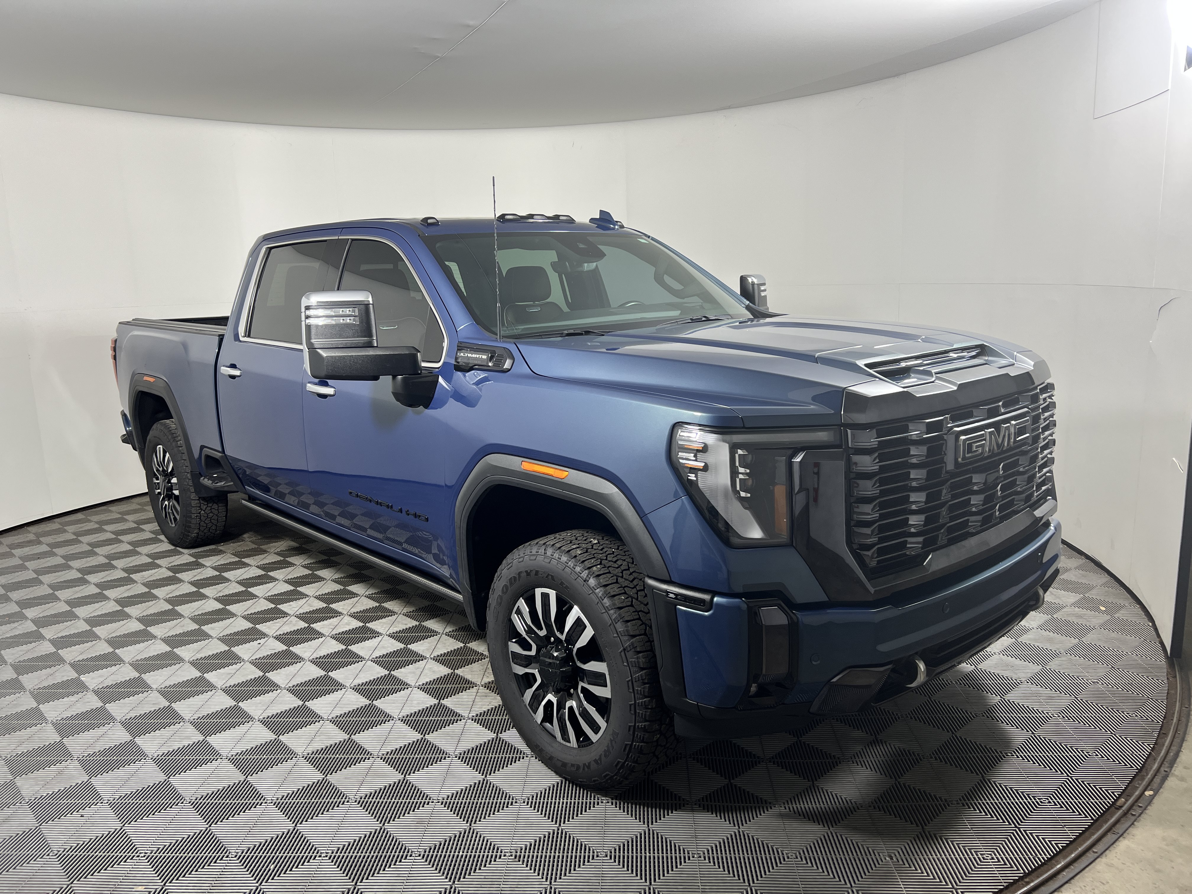 Used 2024 GMC Sierra 2500 Denali Ultimate AWD/4WD image 7