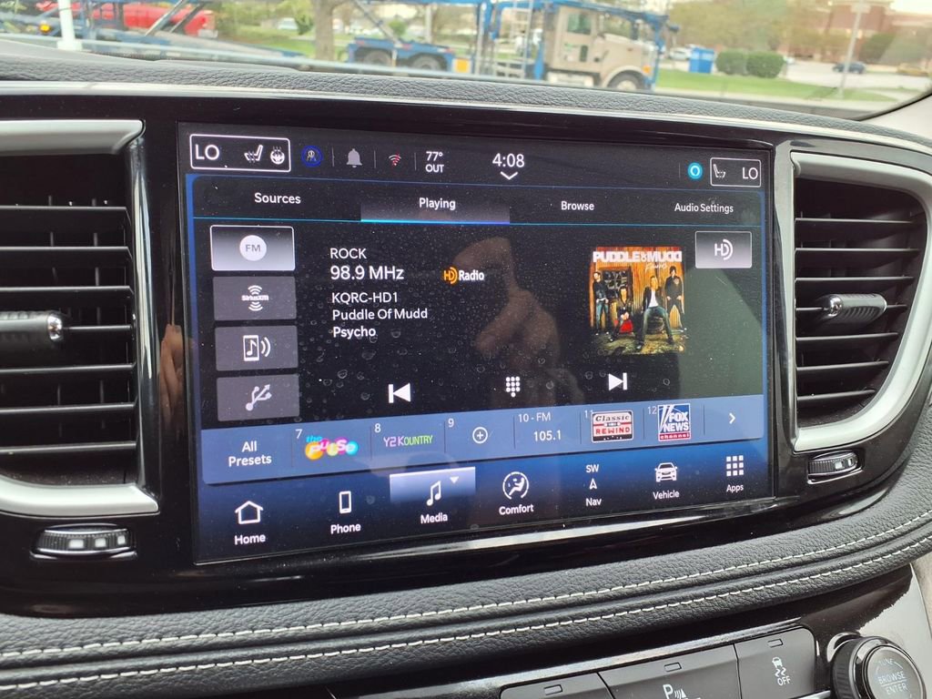 Used 2024 Chrysler Pacifica Select image 5