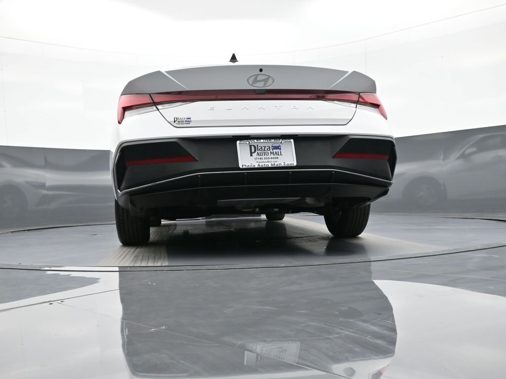Certified 2025 Hyundai Elantra SE image 30