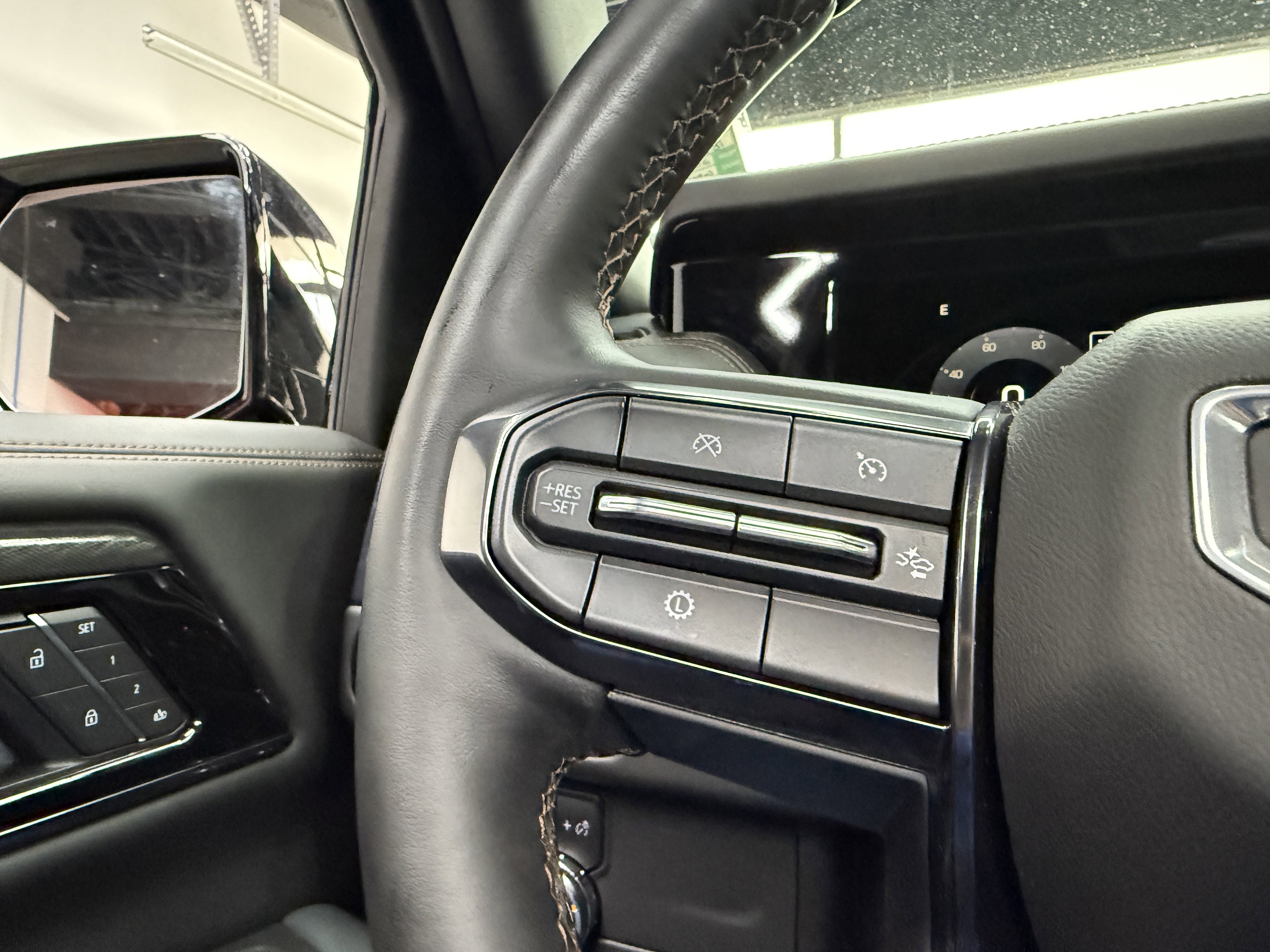 Used 2025 GMC Yukon XL AT4 image 16