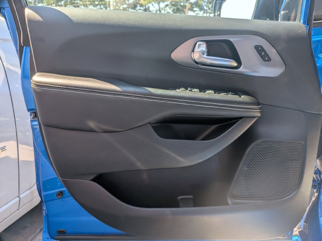 New 2027 Chrysler Pacifica Select FWD image 12