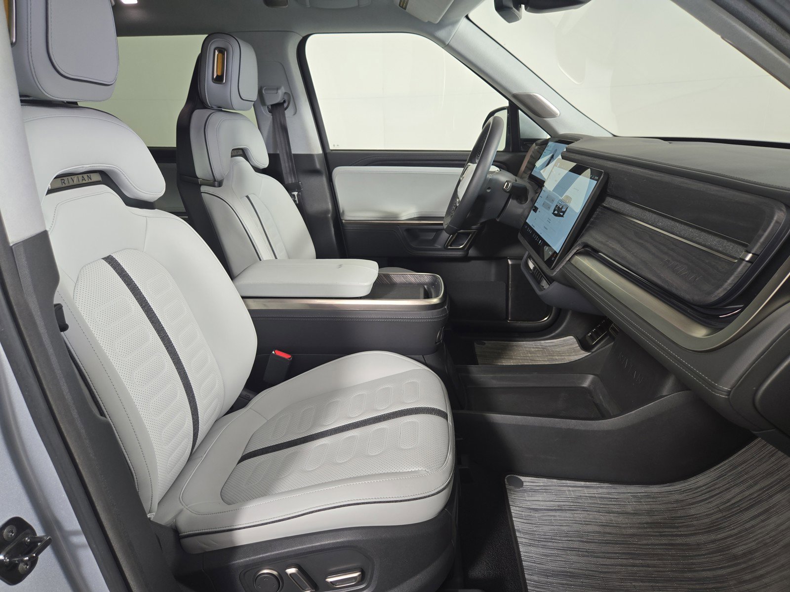 Used 2024 Rivian R1S Adventure image 24