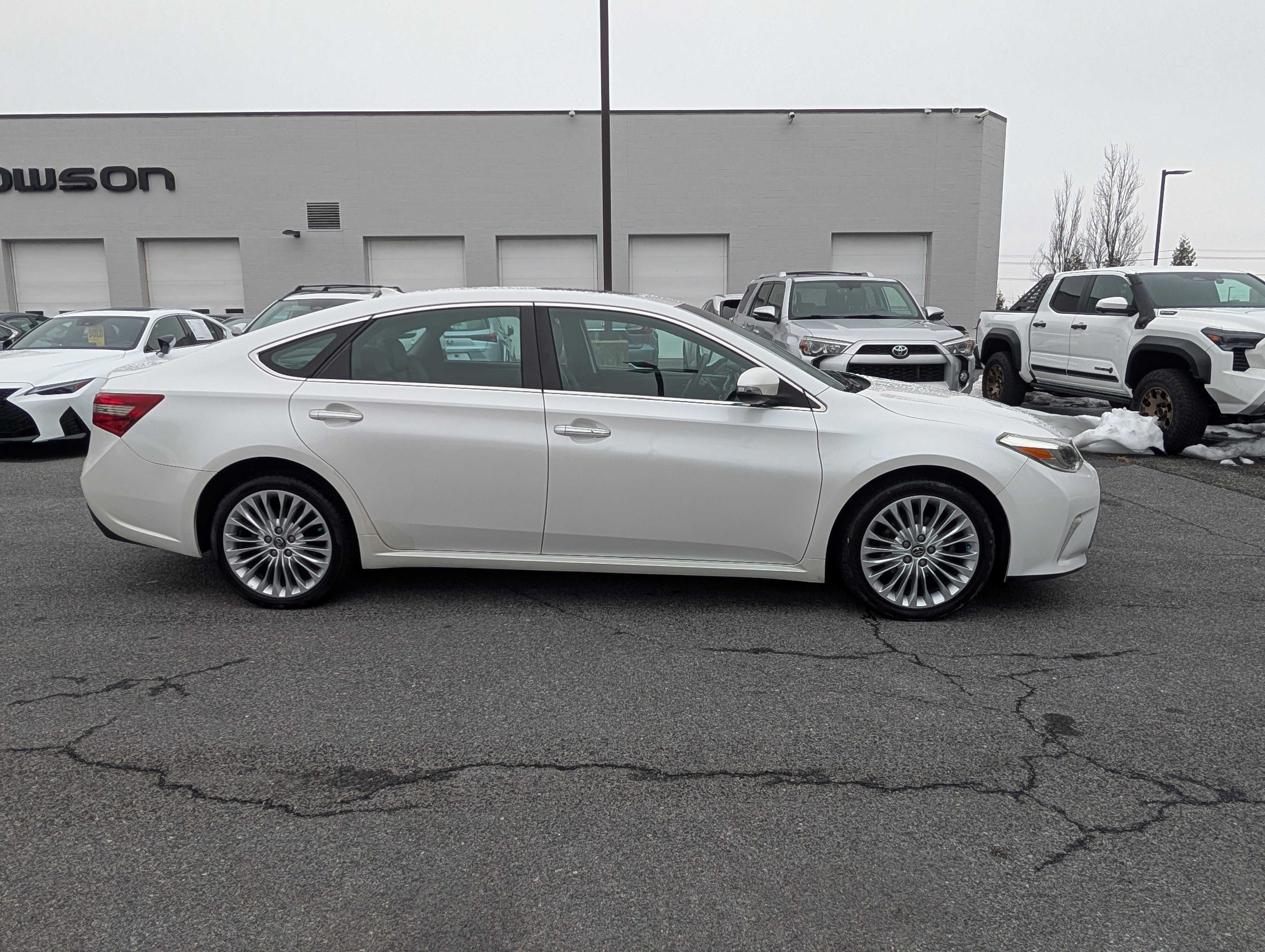 Used 2016 Toyota Avalon Limited w/ Toyota Safety Sense Package image 2
